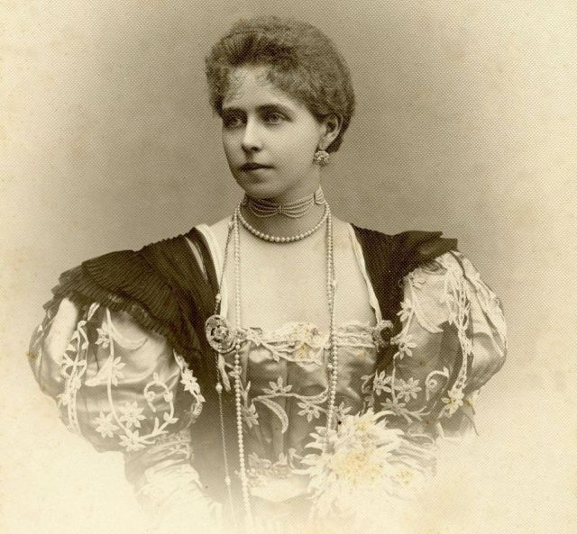 „Secrets d’histoire” de Stéphane Bern consacrés à Marie de Roumanie, l’étonnante reine des Carpates